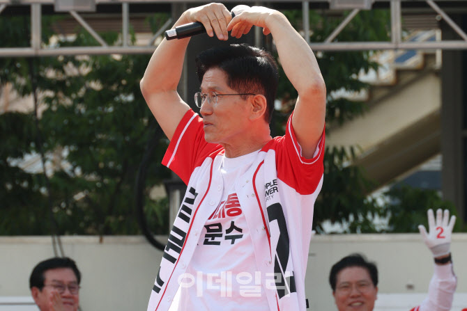 [포토]손 하트 그리는 김문수