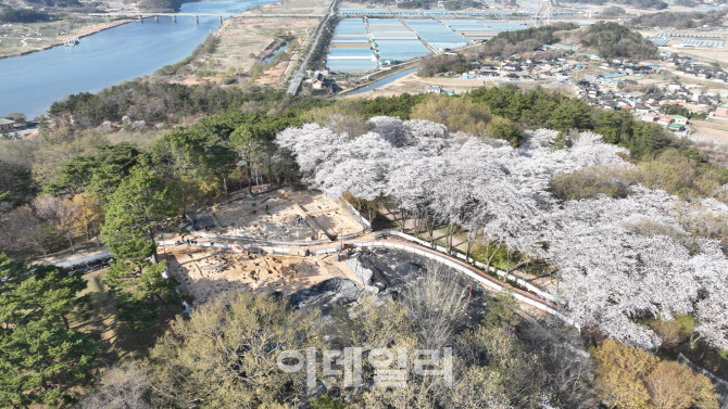 부여 부소산성 군창지 동편서 대규모 성토대지·건물지 확인