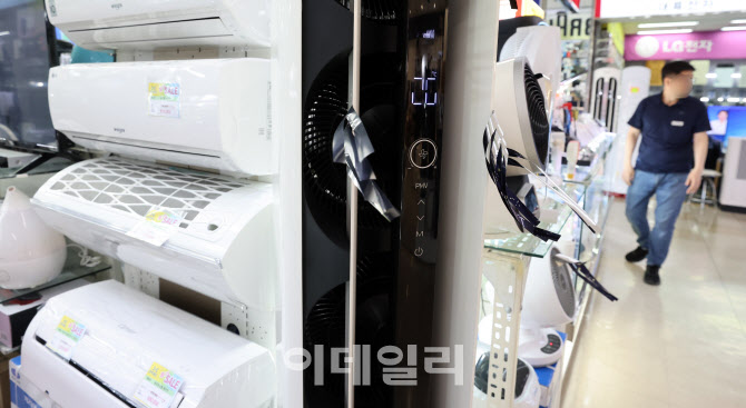 [포토]폭염 예고에 냉방용품 수요 증가