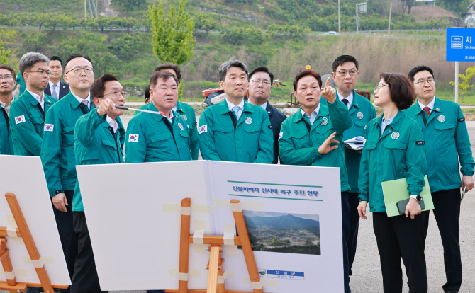 이주호 권한대행, 경남 산청 산불 피해 이재민 위로 방문