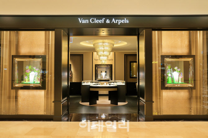 잠실 한복판에 핀 봄 정원…롯데, ‘스프링 이즈 블루밍’ 연다