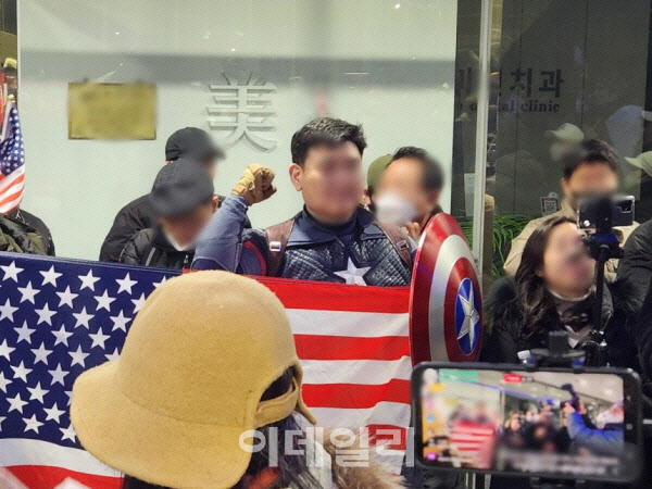 [속보]'中 대사관·경찰서 난입' 캡틴아메리카 징역 1년6월 선고