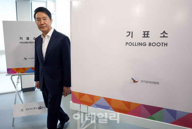 [포토]투표소 점검 나선 오세훈 시장