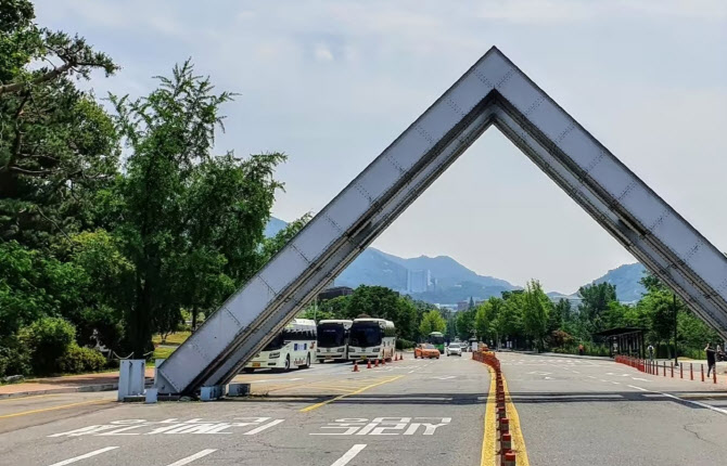 '시진핑 기증도서'에 불만, 도서관 행패 부린 40대 구속기소