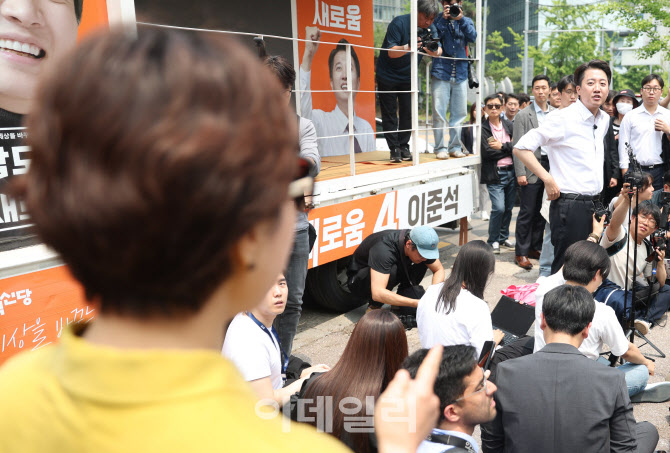 [포토]'여성 혐오' 발언 논란에 항의 받는 이준석 후보