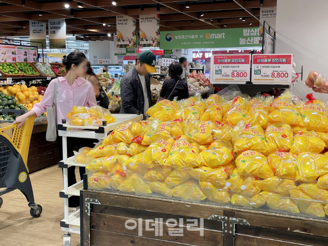 "과일·냉감 침구 사세요" 이마트 초여름 할인 총력전