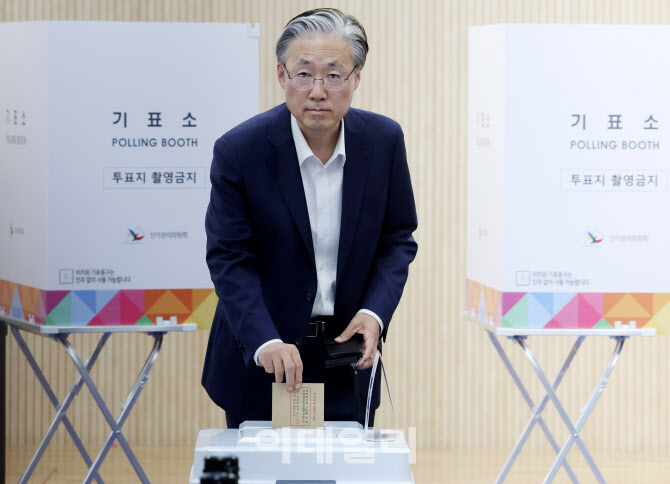 김형두 헌재소장 대행 사전투표…"빨리 나라 안정됐으면"