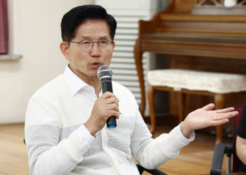 ‘사회복지사 가족’ 김문수, 복지사 처우개선·무한돌봄 서비스 확대