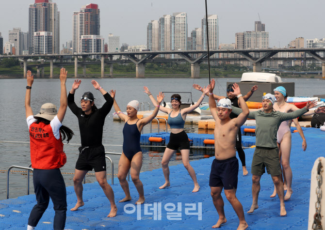 [포토] 한강 수영 전 준비운동