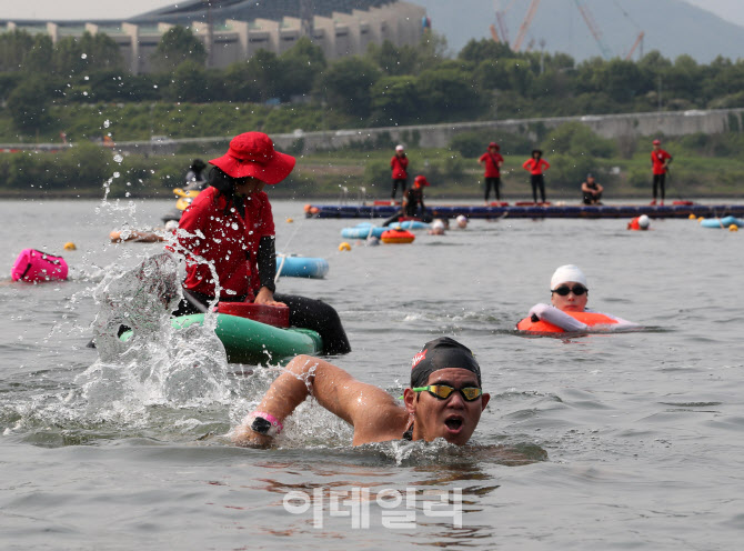 [포토] 한강 수영하는 시민들