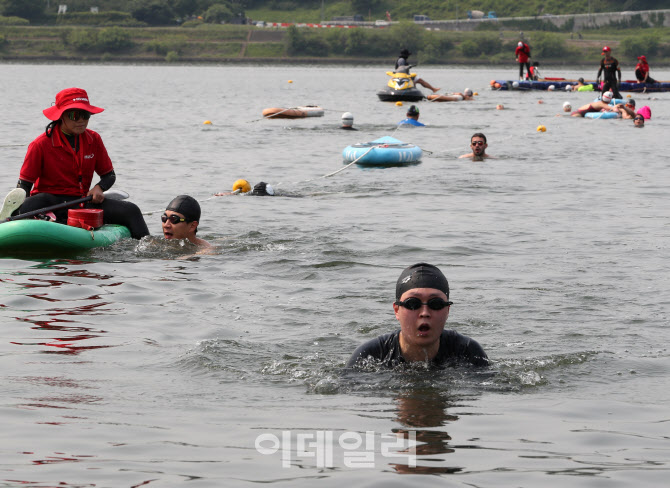 [포토] 한강 수영하는 참가자들