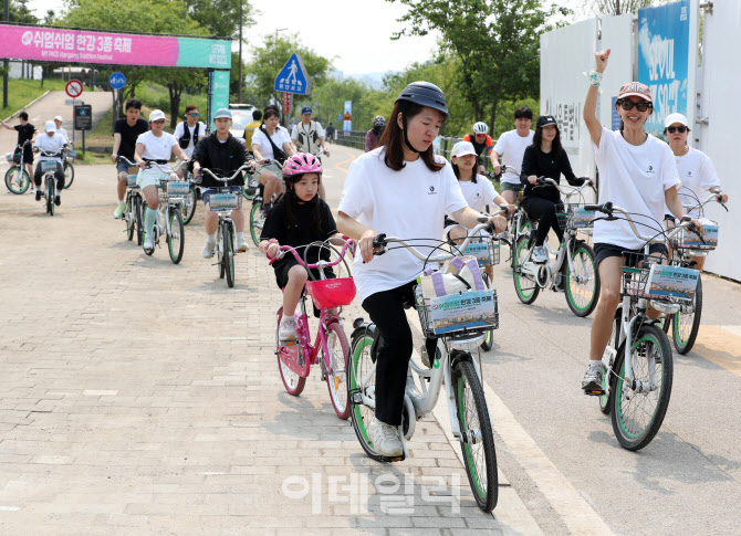 [포토] 쉬엄쉬엄 한강3종 축제 자전거 타기