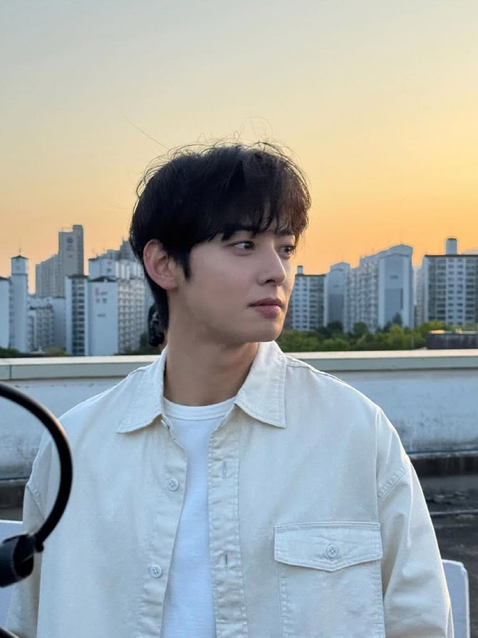 입대 앞둔 ‘슈퍼스타’ 차은우, 그의 슈퍼 SUV는[누구차]