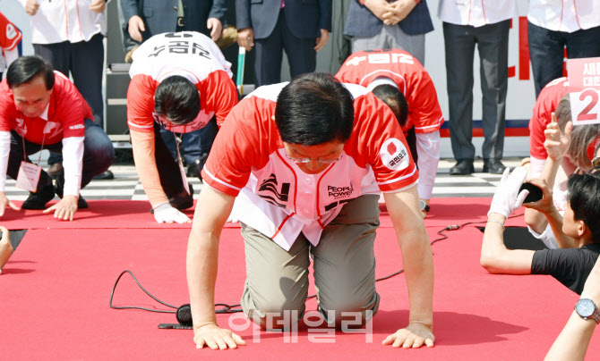 [포토]큰 절하는 김문수 국민의힘 대선 후보