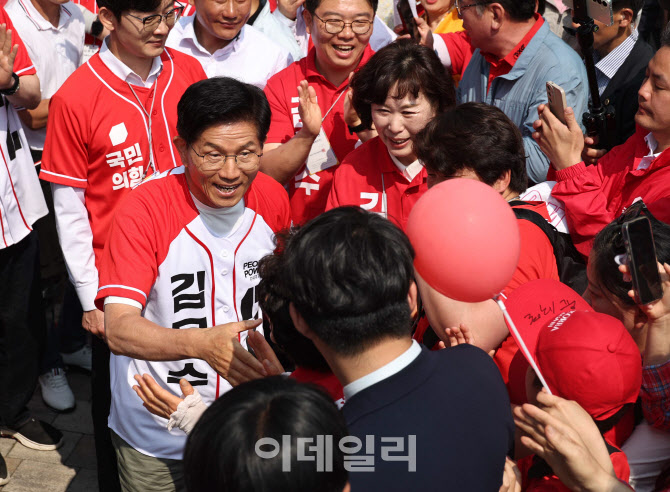 [포토]지지자들과 인사하는 김문수