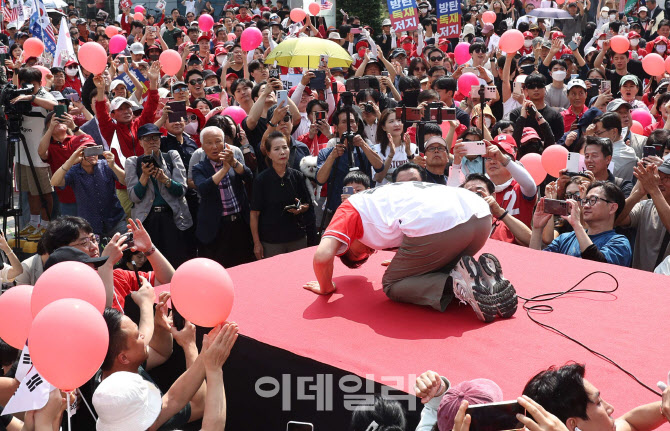 [포토]김문수 국민의힘 대선 후보, 큰절