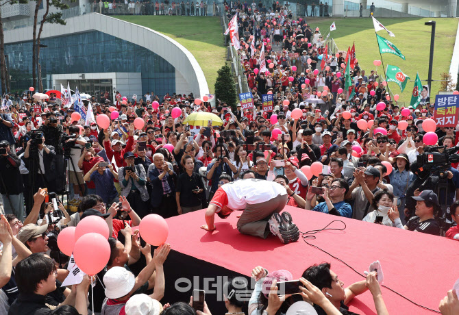 [포토]광교 찾아 큰절하는 김문수 국민의힘 대선 후보
