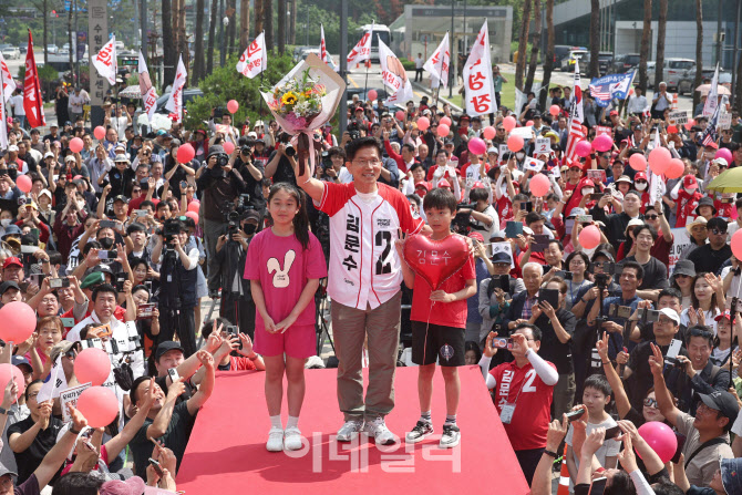 [포토]김문수 국민의힘 대선 후보, 어린이들과 함께