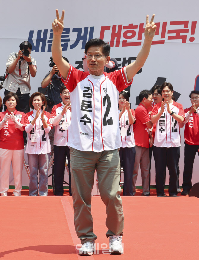 [포토]삼성역에서 지지호소하는 김문수 국민의힘 대선 후보