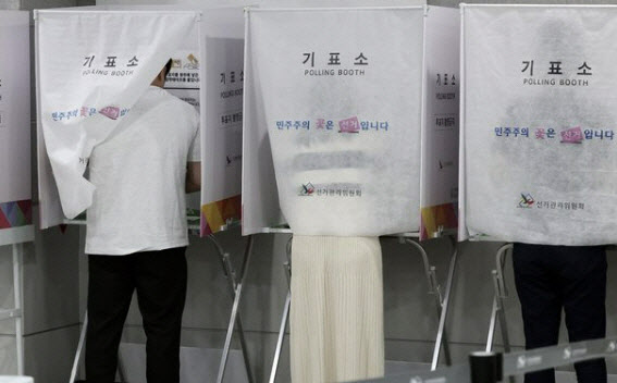 투표지 '찰칵', 인증샷 남기고 선거사무원까지 위협한 60대 결국