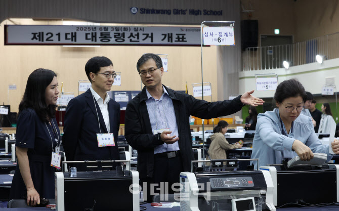 [포토]제21대 대통령선거 개표소 점검하는 오민석 서울시선관위원장