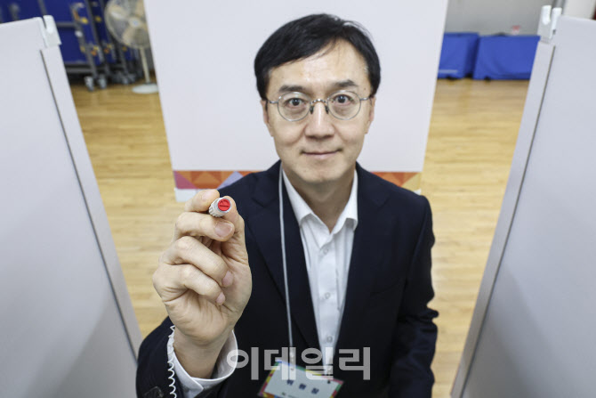 [포토]기표 도장 들어 보이는 오민석 서울시선관위원장