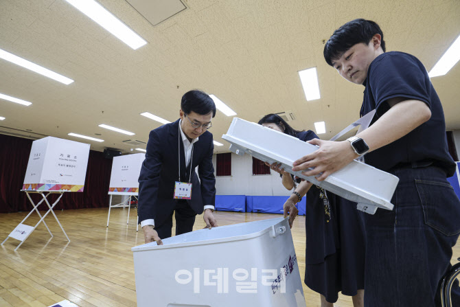 [포토]투표소 상황 점검하는 오민석 서울시선관위원장