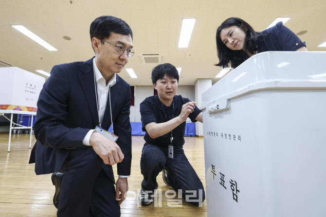 [포토]서울시선관위원장, 투표소 설비 상황 점검