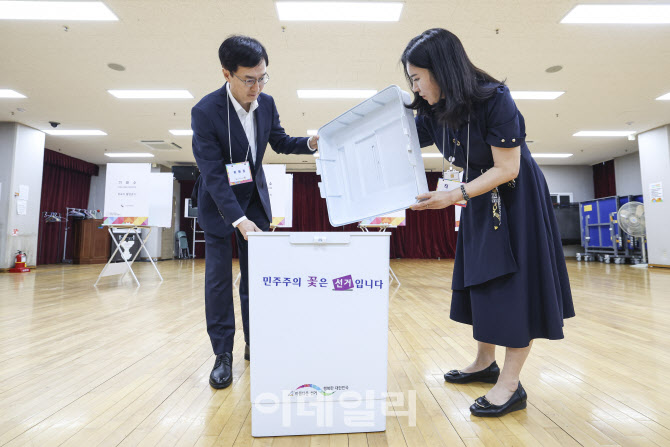 [포토]서울시선관위원장, 투표소 최종 점검