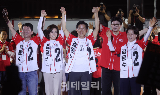 [포토]김문수 대선 후보, 경선 후보자들과 선거 운동