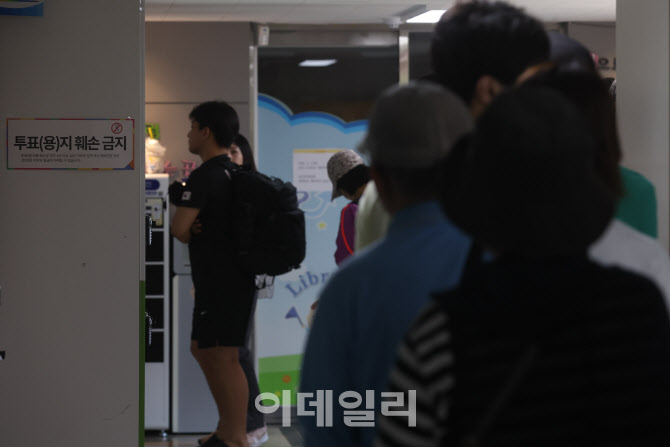 [포토]제21대 대통령 선거, 투표를 향한 긴 줄