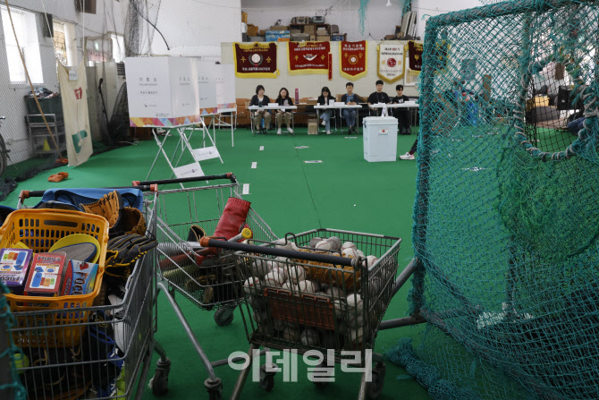 [포토]야구부실내훈련장에 마련된 투표소