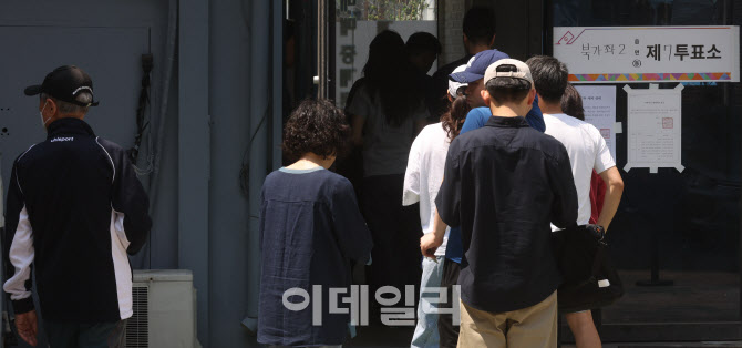 “사전투표 했는데, 내 명단 혹시 아직?”…투표소 곳곳 `소란`
