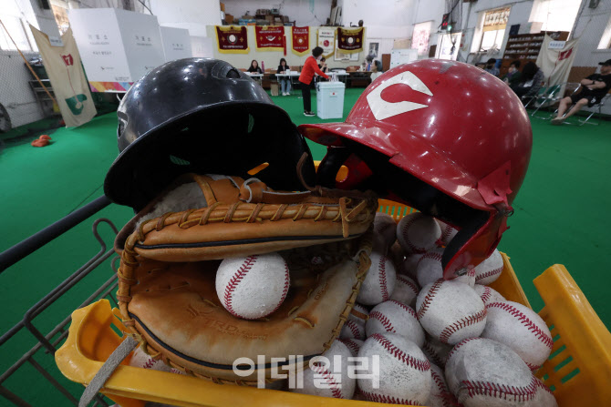 [포토]야구훈련장에 마련된 투표소