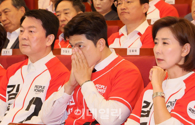 [포토]출구조사 결과에 심각해진 김용태 국민의힘 비상대책위원장