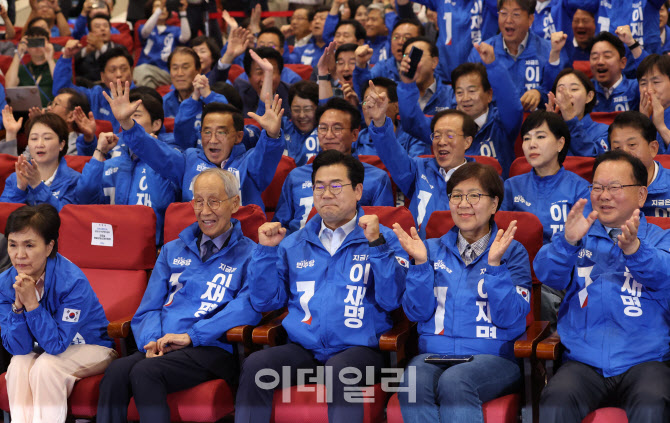 [포토]민주당 환호, '방송3사 출구조사...이재명 51.7%'