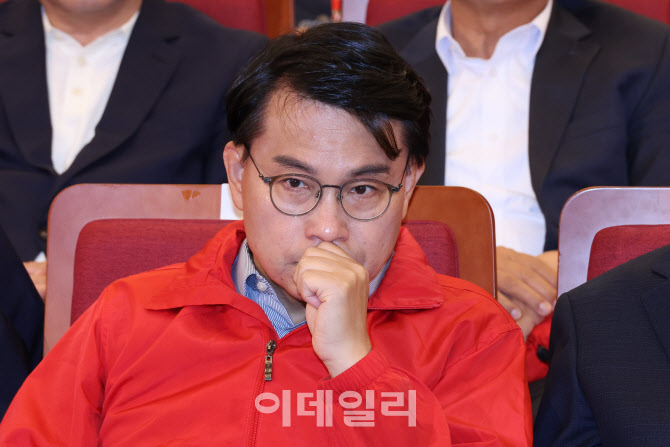[포토]제21대 대통령선거 방송3사 출구조사 결과 바라보는 윤상현 국민의힘 공동선대위원장