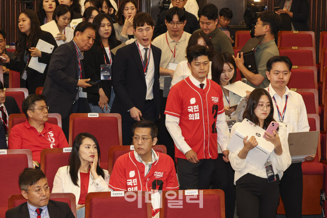 [포토]선거상황실 떠나는 김용태 비대위원장