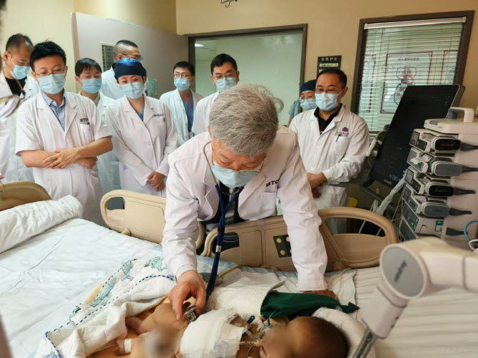 서울아산병원 간이식팀, 中 명문 칭화대 초청 생체간이식 집도