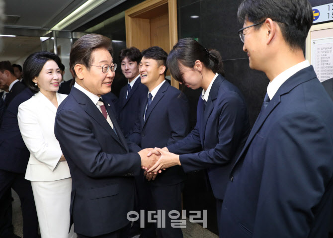 [포토]국회 방호과 직원들과 인사 나누는 이재명 대통령 내외
