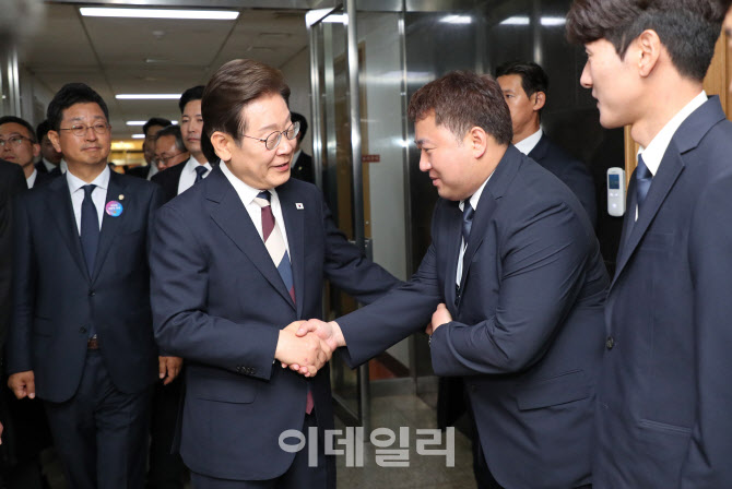 [포토]국회 방호과 직원들과 인사 나누는 이재명 대통령