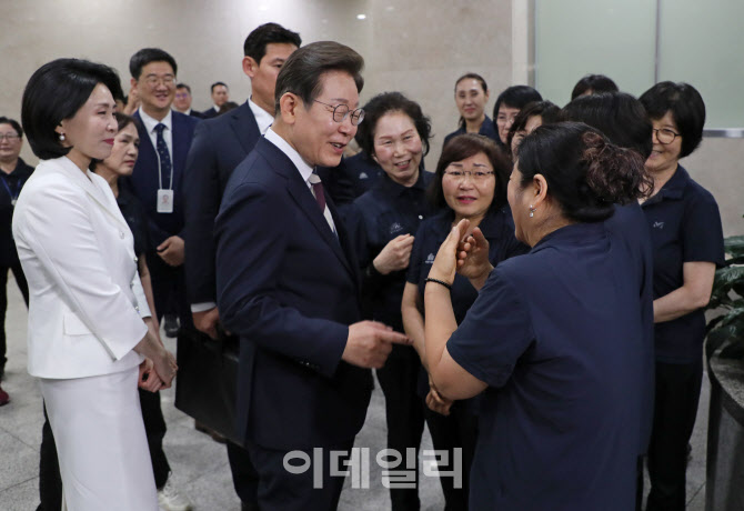 [포토]국회 청소 노동자들과 이야기 나누는 이재명 대통령