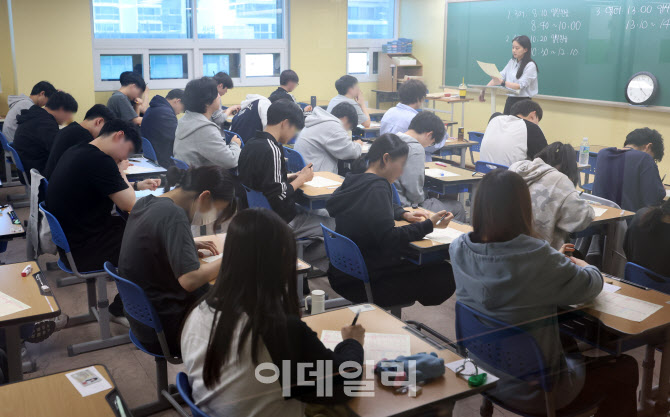 [포토]6월 평가원 모의고사 기다리는 재수생들