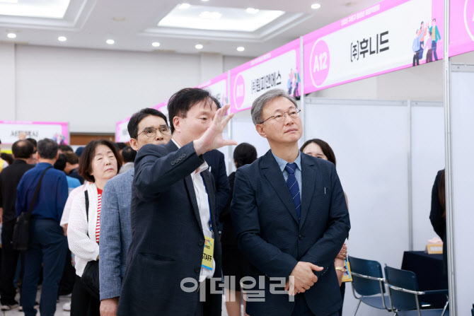 [포토] 중장년 구직 현장 살펴보는 장인홍 구로구청장