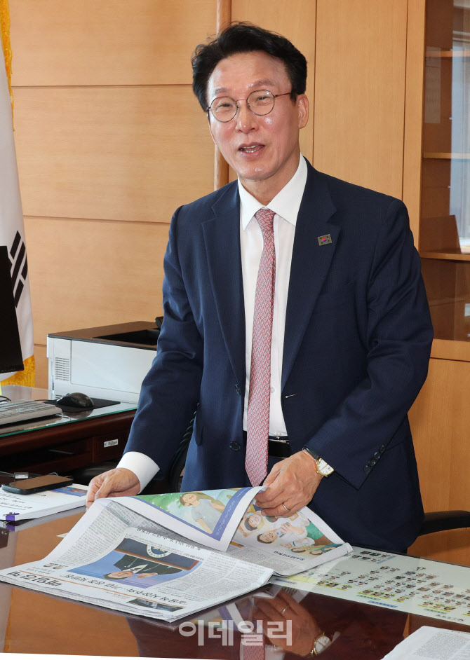 [포토]신문보는 김민석 국무총리 후보자