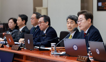 김밥 먹으며 3시간40분 토론…李 대통령 지시는