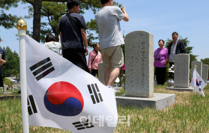 [포토]추모의 발길 이어지는 현충원