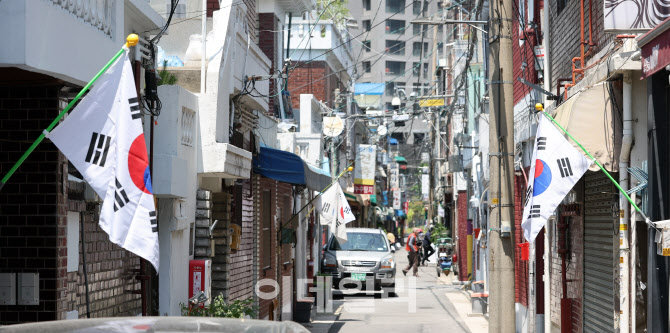 [포토]제70회 현충일, 조기로 걸린 태극기들