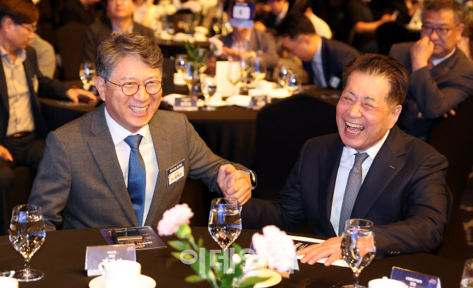 [포토]환담 나누는 곽재선 KG스틸 회장-장인화 한국철강협회 회장