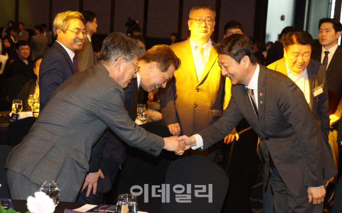 [포토]안덕근 산자부 장관과 인사 나누는 곽재선 KG스틸 회장